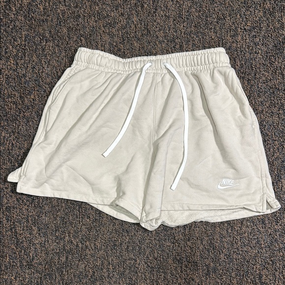 Nike Men's  Cream Shorts - Picture 1 of 3